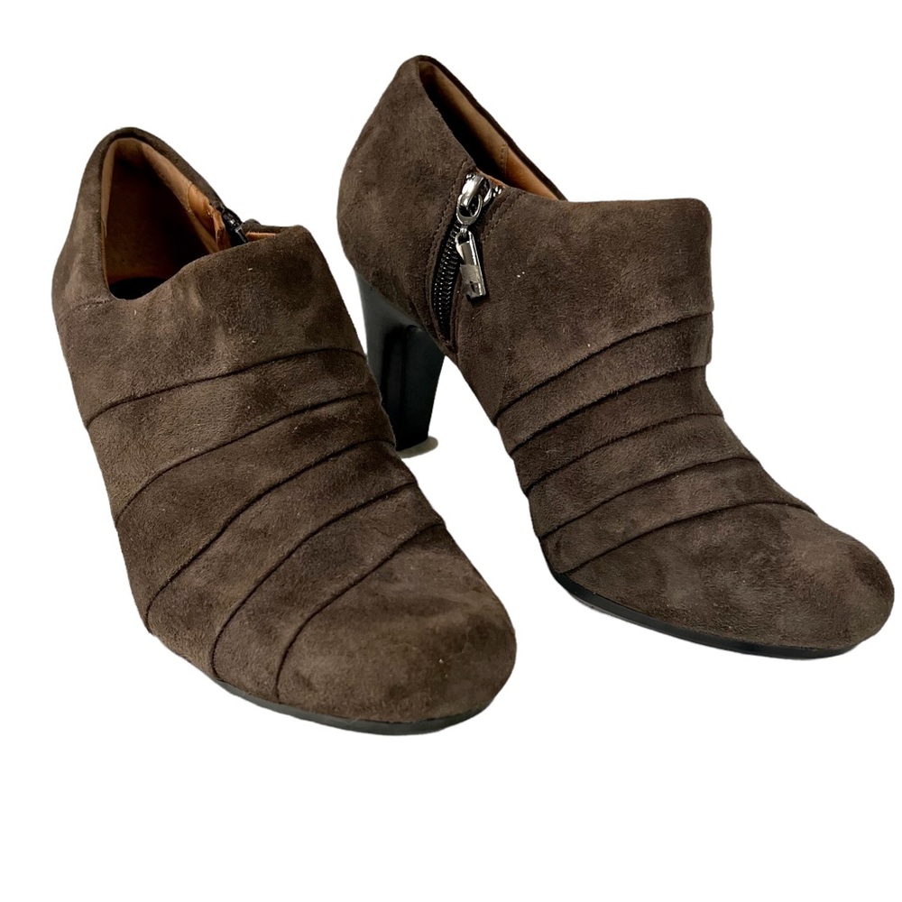CLARKS Artisan Booties Heel Fawn Suede Side Zip Padded Insole Shoe 7M - Picture 1 of 11